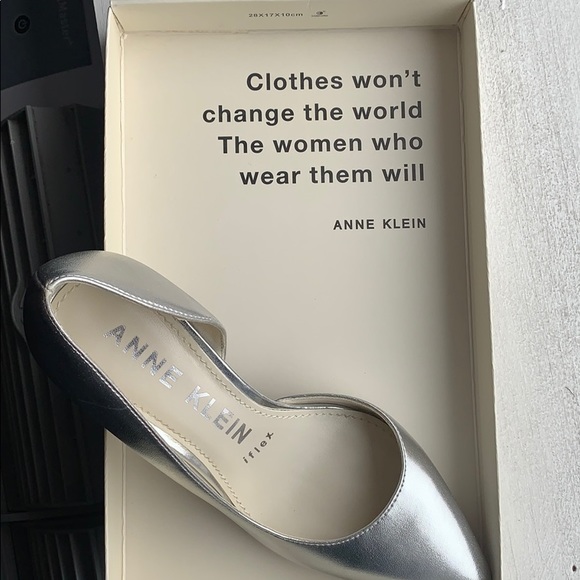 ANNE KLEIN - POINTY SILVER HEELS - Picture 7 of 8